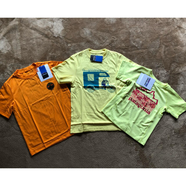 patagonia(パタゴニア)の新品 パタゴニア ボーイズ 半袖 Tシャツ 3枚セット サイズXS 5T キッズ/ベビー/マタニティのキッズ服男の子用(90cm~)(Tシャツ/カットソー)の商品写真