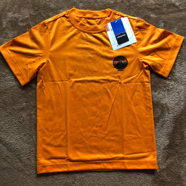 patagonia(パタゴニア)の新品 パタゴニア ボーイズ 半袖 Tシャツ 3枚セット サイズXS 5T キッズ/ベビー/マタニティのキッズ服男の子用(90cm~)(Tシャツ/カットソー)の商品写真