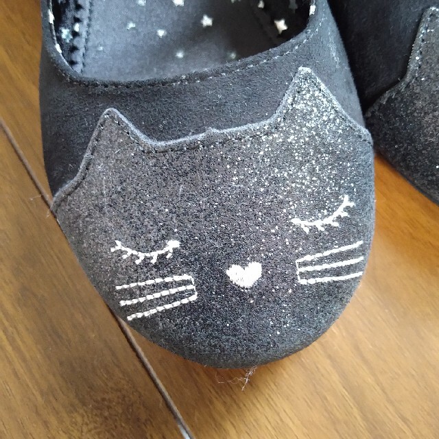 H&M(エイチアンドエム)のH&M　キッズ　靴　バレエシューズ　パンプス　ハロウィン　猫　黒　ラメ　女の子 キッズ/ベビー/マタニティのキッズ靴/シューズ(15cm~)(フォーマルシューズ)の商品写真