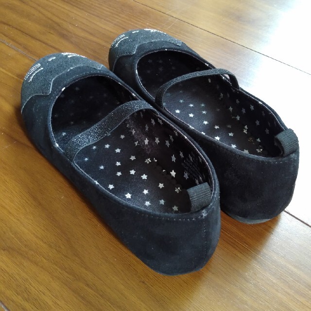 H&M(エイチアンドエム)のH&M　キッズ　靴　バレエシューズ　パンプス　ハロウィン　猫　黒　ラメ　女の子 キッズ/ベビー/マタニティのキッズ靴/シューズ(15cm~)(フォーマルシューズ)の商品写真