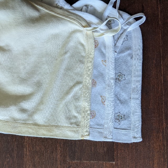 UNIQLO(ユニクロ)のUNIQLO 短肌着（タンハダギ）3枚 キッズ/ベビー/マタニティのベビー服(~85cm)(肌着/下着)の商品写真