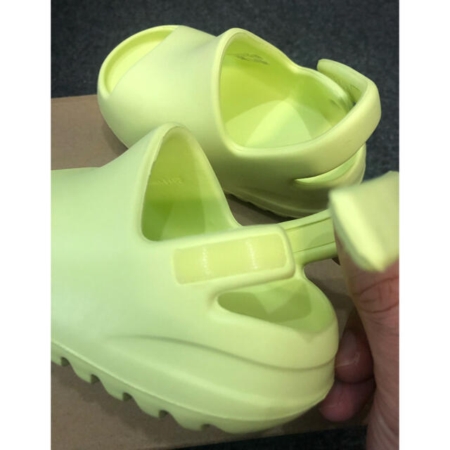 adidas(アディダス)のYEEZY SLIDE INFANT GLOW GREEN 14cm キッズ/ベビー/マタニティのベビー靴/シューズ(~14cm)(サンダル)の商品写真