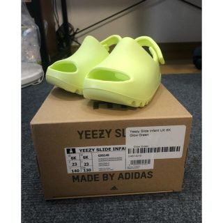 アディダス(adidas)のYEEZY SLIDE INFANT GLOW GREEN 14cm(サンダル)