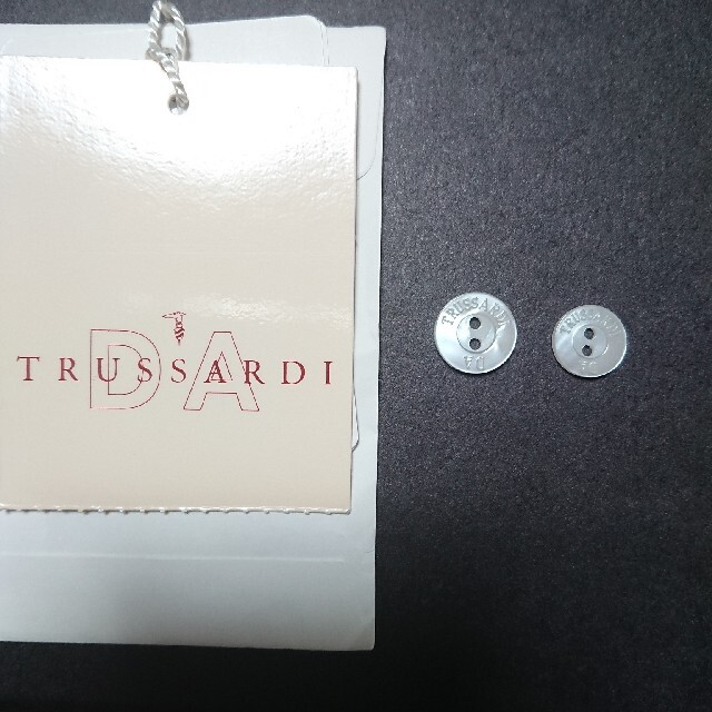 Trussardi(トラサルディ)のトラサルディ   ボタン2個 ハンドメイドの素材/材料(各種パーツ)の商品写真