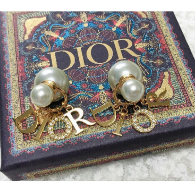 Dior パールロゴピアス