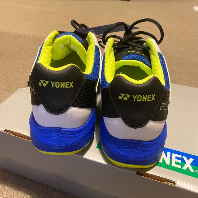 YONEX(ヨネックス)のテニスシューズ　オールコート　YONEXヨネックス　パワークッション204 スポーツ/アウトドアのテニス(シューズ)の商品写真