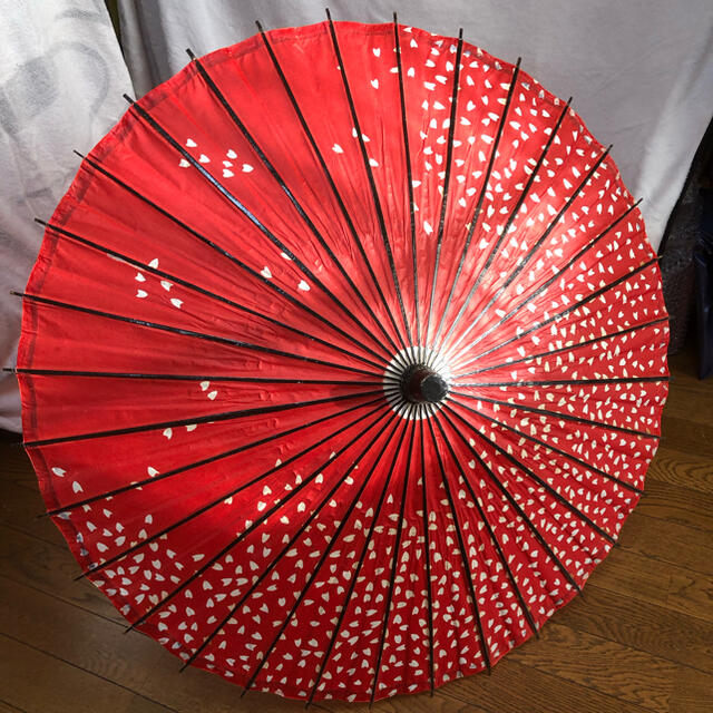 和傘 番傘 赤 桜吹雪 コスプレ 撮影用 ディスプレイ インテリア 昭和レトロの通販 by えま's shop|ラクマ 和傘 番傘 赤 桜吹雪 コスプレ 撮影用 ディスプレイ インテリア 昭和レトロの通販 by えま's shop|ラクマ