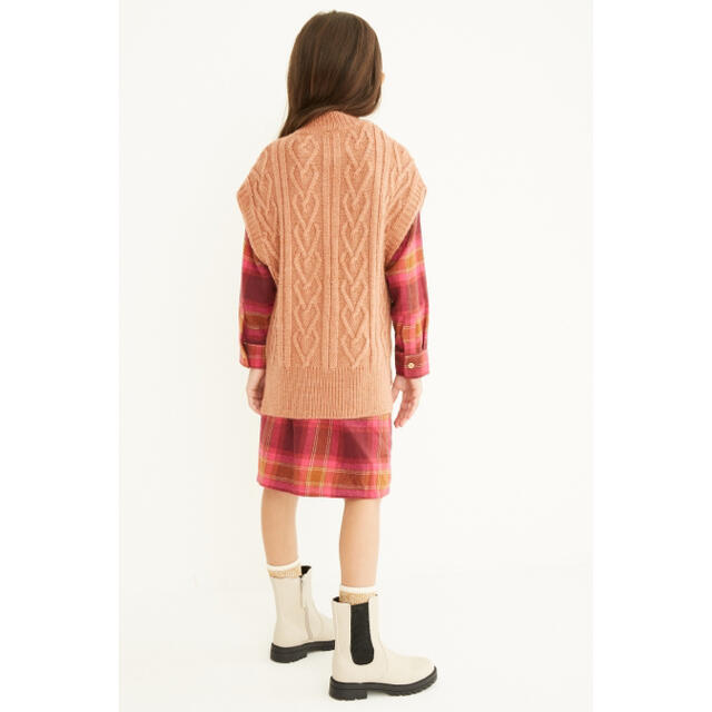 NEXT(ネクスト)の【新品】next ラスト ケーブル編みニットベスト（ガールズ） キッズ/ベビー/マタニティのキッズ服女の子用(90cm~)(ニット)の商品写真