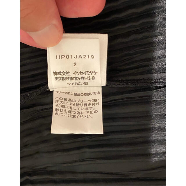 ISSEY MIYAKE(イッセイミヤケ)のHOMME PLISSE ISSEY MIYAKE 黒コートオムプリッセ メンズのジャケット/アウター(ステンカラーコート)の商品写真