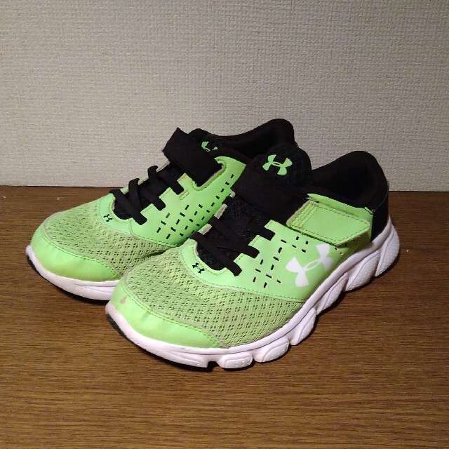 UNDER ARMOUR(アンダーアーマー)のUNDER ARMOUR　アンダーアーマー　スニーカー キッズ/ベビー/マタニティのキッズ靴/シューズ(15cm~)(スニーカー)の商品写真