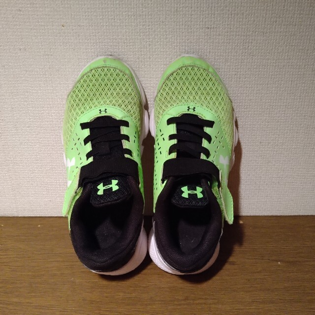 UNDER ARMOUR(アンダーアーマー)のUNDER ARMOUR　アンダーアーマー　スニーカー キッズ/ベビー/マタニティのキッズ靴/シューズ(15cm~)(スニーカー)の商品写真