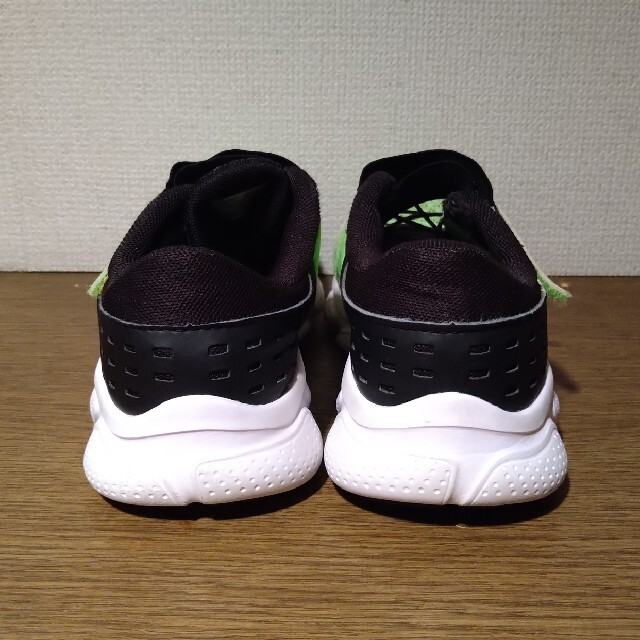 UNDER ARMOUR(アンダーアーマー)のUNDER ARMOUR　アンダーアーマー　スニーカー キッズ/ベビー/マタニティのキッズ靴/シューズ(15cm~)(スニーカー)の商品写真