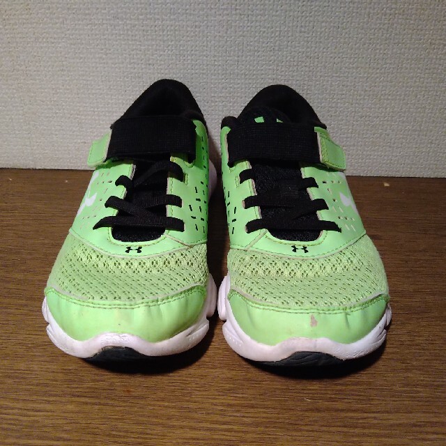 UNDER ARMOUR(アンダーアーマー)のUNDER ARMOUR　アンダーアーマー　スニーカー キッズ/ベビー/マタニティのキッズ靴/シューズ(15cm~)(スニーカー)の商品写真