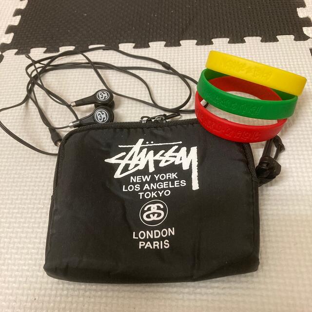 STUSSY(ステューシー)の非売品　ステューシー　ポーチ　イヤホン　ラバーブレスレット　リストバンド　セット スマホ/家電/カメラのオーディオ機器(ヘッドフォン/イヤフォン)の商品写真