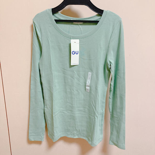 GU(ジーユー)のGU 長袖シャツ　新品未使用　タグ付き　グリーン　優しい色味 レディースのトップス(Tシャツ(長袖/七分))の商品写真