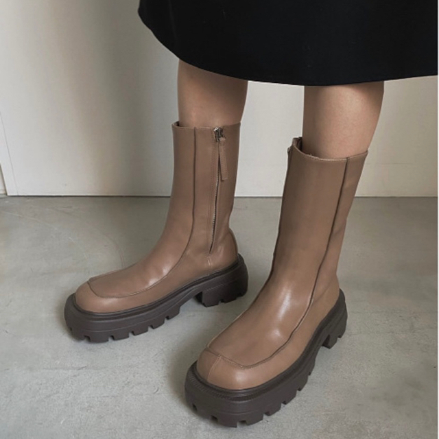 SHARK SOLE SQUARE BOOTS