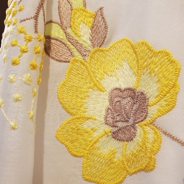 Rose Tiara(ローズティアラ)の【専用】46　花柄　刺しゅう　スカート レディースのスカート(ひざ丈スカート)の商品写真