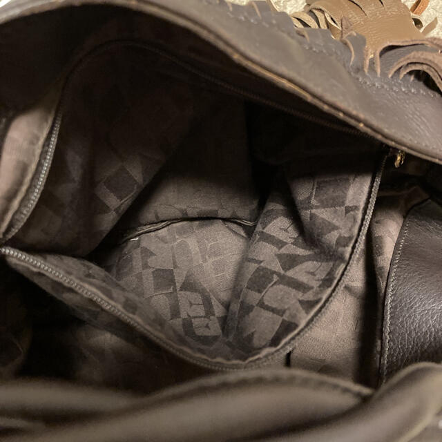 Furla(フルラ)のフルラ　FURLA 2wayハンドショルダーバッグ　フリンジ　ロゴプレート レディースのバッグ(ショルダーバッグ)の商品写真