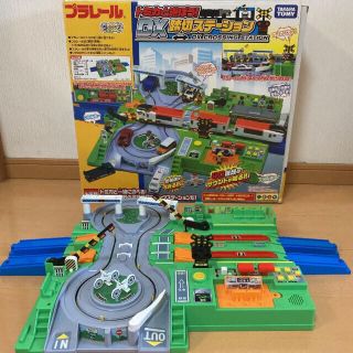 タカラトミー(Takara Tomy)のプラレール トミカと遊ぼう！DX踏切ステーション(電車のおもちゃ/車)