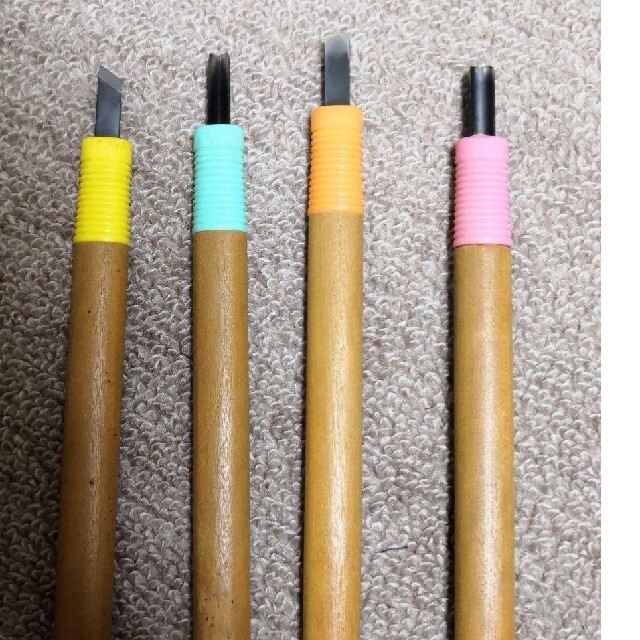 カラー彫刻刀4本セット インテリア/住まい/日用品の文房具(はさみ/カッター)の商品写真