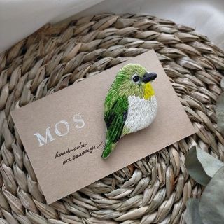 手刺繍ブローチ　鳥　メジロ(コサージュ/ブローチ)