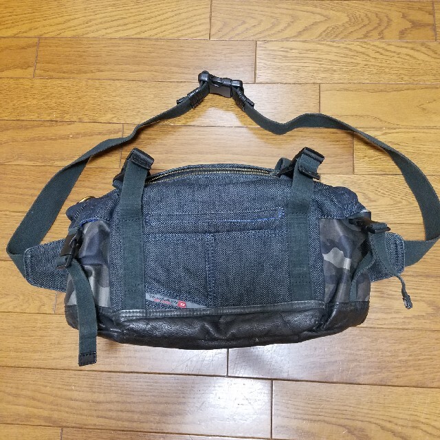 デニム↧ DIESEL デニム 黒 ボディバッグ しになって