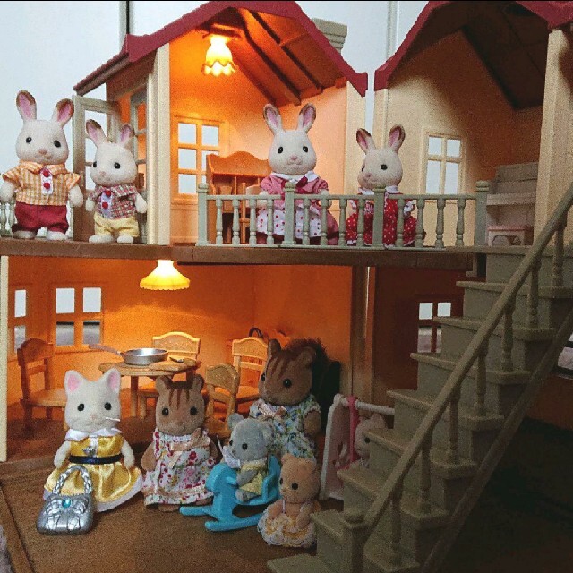 シルバニアファミリー あかりの灯る大きなお家 お人形セット エンタメ/ホビーのおもちゃ/ぬいぐるみ(その他)の商品写真