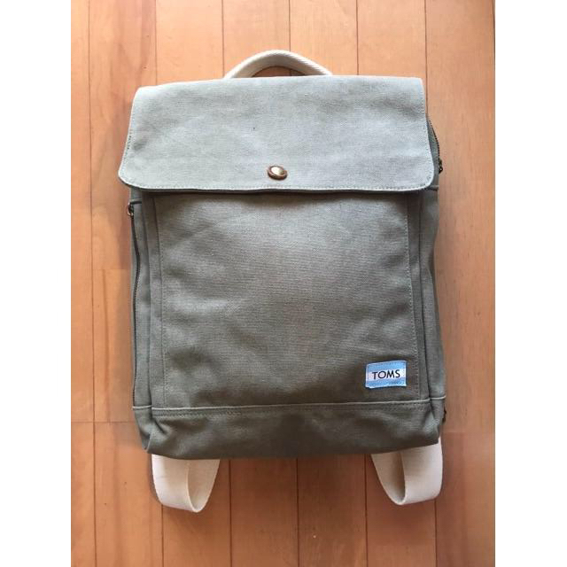 TOMS(トムズ)のTOMS Trekker Backpack トレッカーバックパック Olive メンズのバッグ(ショルダーバッグ)の商品写真