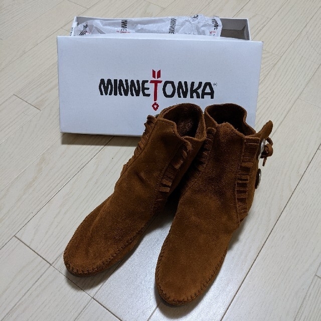 Minnetonka(ミネトンカ)のMINNETONKA (トゥーボタンブーツハードソール)BROWN 24cm新品 レディースの靴/シューズ(ブーツ)の商品写真