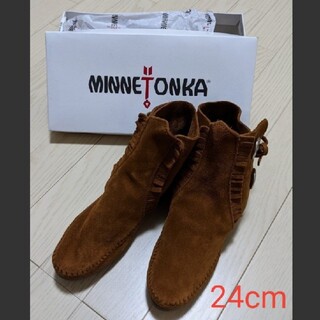 ミネトンカ(Minnetonka)のMINNETONKA (トゥーボタンブーツハードソール)BROWN 24cm新品(ブーツ)