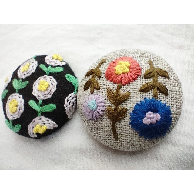 お花の刺繍のくるみボタン ハンドメイドのアクセサリー(コサージュ/ブローチ)の商品写真
