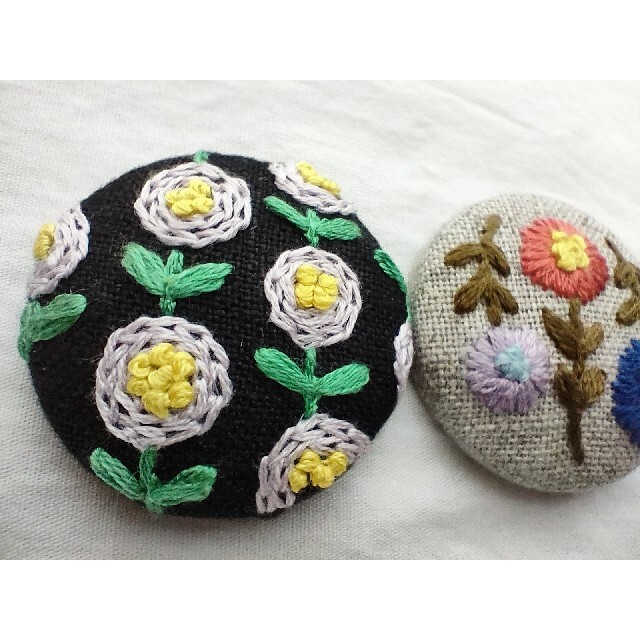 お花の刺繍のくるみボタン ハンドメイドのアクセサリー(コサージュ/ブローチ)の商品写真