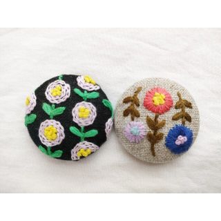 お花の刺繍のくるみボタン(コサージュ/ブローチ)