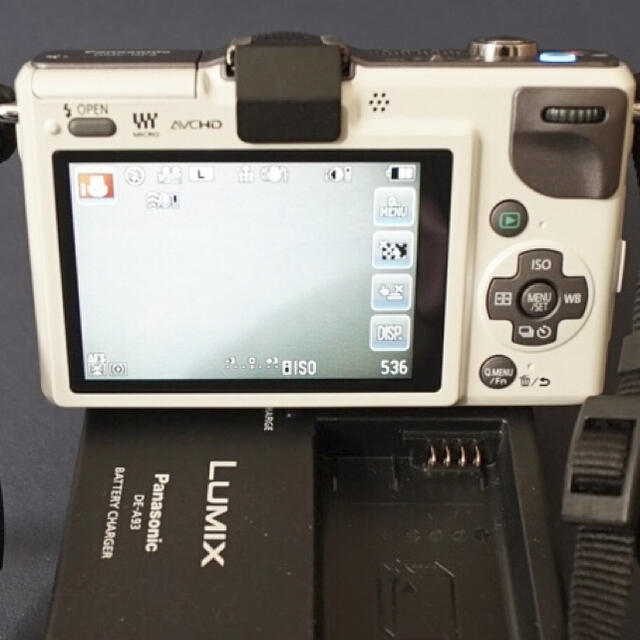 Panasonic(パナソニック)のPanasonic ダブルレンズキット DMC-GF2 DMC-GF2W-W スマホ/家電/カメラのカメラ(ミラーレス一眼)の商品写真