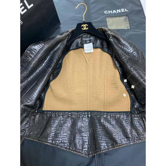 CHANEL(シャネル)のCHANELシャネルヴィンテージ加工フェイククロコレザーベスト レディースのトップス(ベスト/ジレ)の商品写真