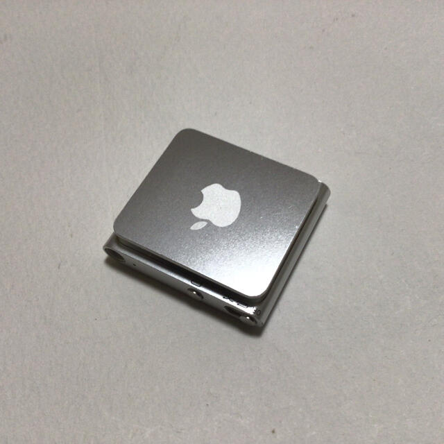 Apple(アップル)のiPod shuffle 4世代　2GB  シルバー　作動品 スマホ/家電/カメラのオーディオ機器(ポータブルプレーヤー)の商品写真