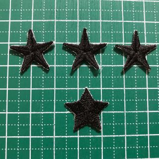 サンリオ(サンリオ)の新品 星形 スター アイロンワッペン 4個セット 黒色 手芸 DIY 総刺繍(各種パーツ)