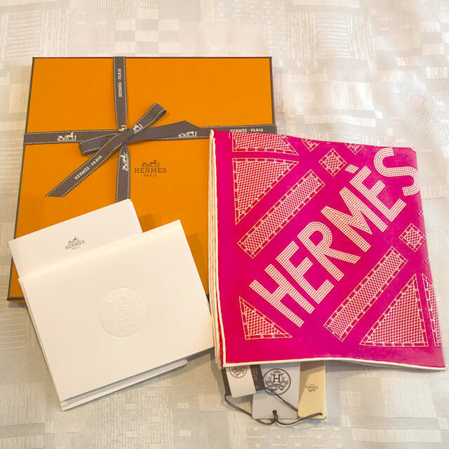 Hermes(エルメス)のエルメス　新品未使用品　スカーフ　カレ レディースのファッション小物(バンダナ/スカーフ)の商品写真