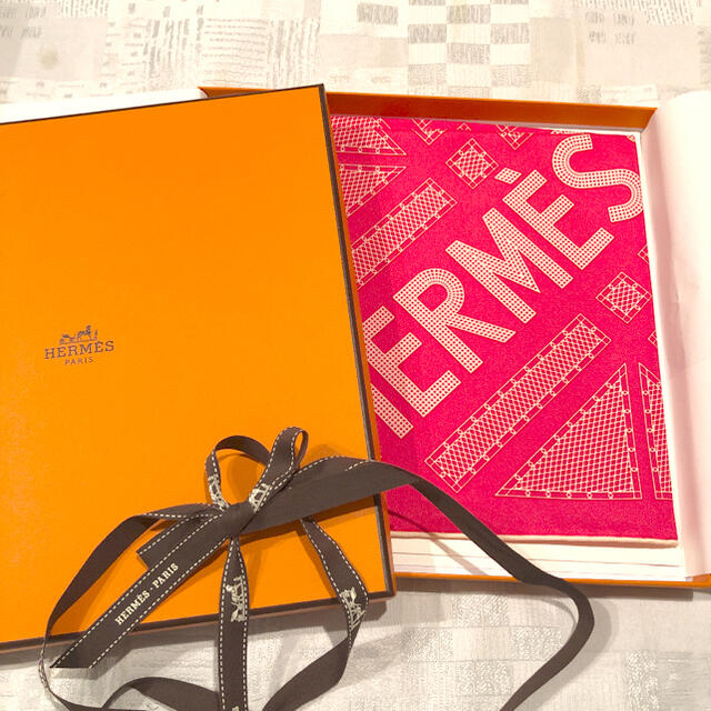 Hermes(エルメス)のエルメス　新品未使用品　スカーフ　カレ レディースのファッション小物(バンダナ/スカーフ)の商品写真