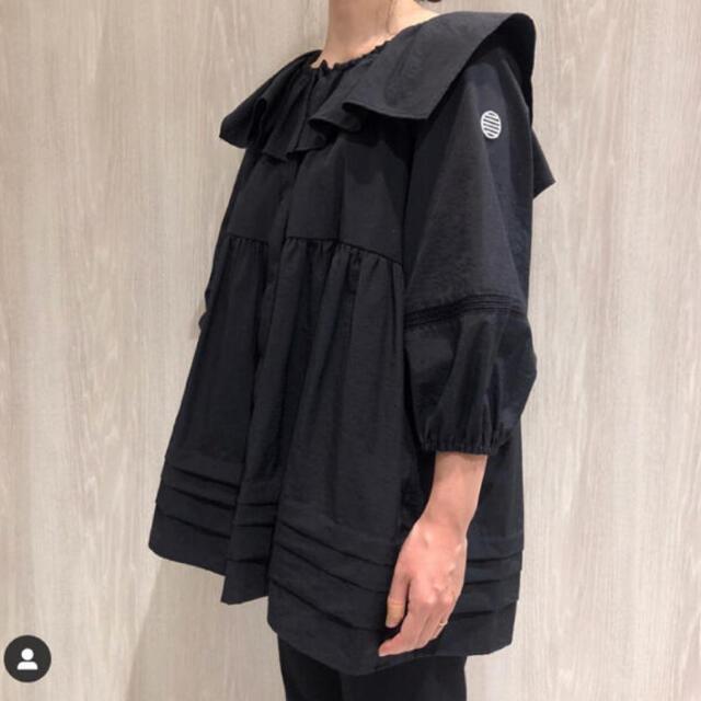 BARNEYS NEW YORK(バーニーズニューヨーク)のborders at balcony  サブリナトップス　ブラック　36 レディースのトップス(シャツ/ブラウス(長袖/七分))の商品写真