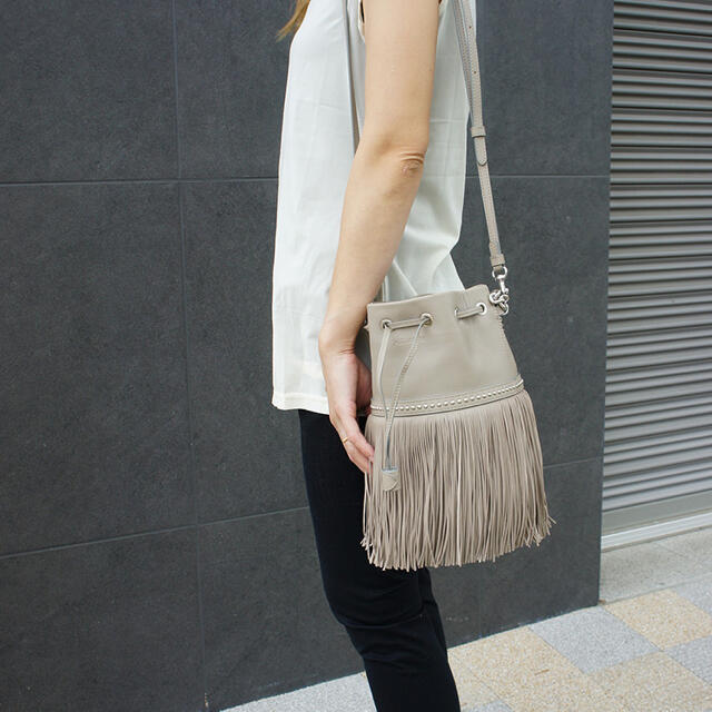 J&M Davidson フリンジカーニバル ミディアム Warm Taupe お買い得