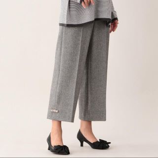 トゥービーシック(TO BE CHIC)のTO BE CHIC クロップドパンツ(クロップドパンツ)