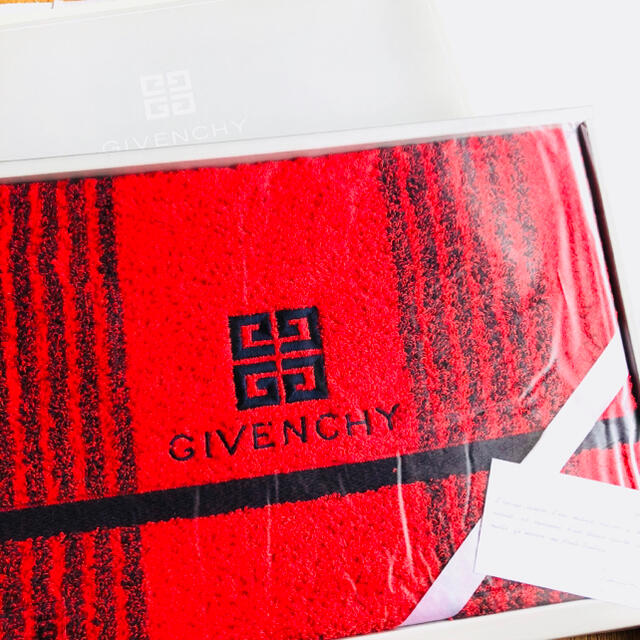 GIVENCHY(ジバンシィ)の【新品未使用】GIVENCHY バスタオル インテリア/住まい/日用品の日用品/生活雑貨/旅行(タオル/バス用品)の商品写真