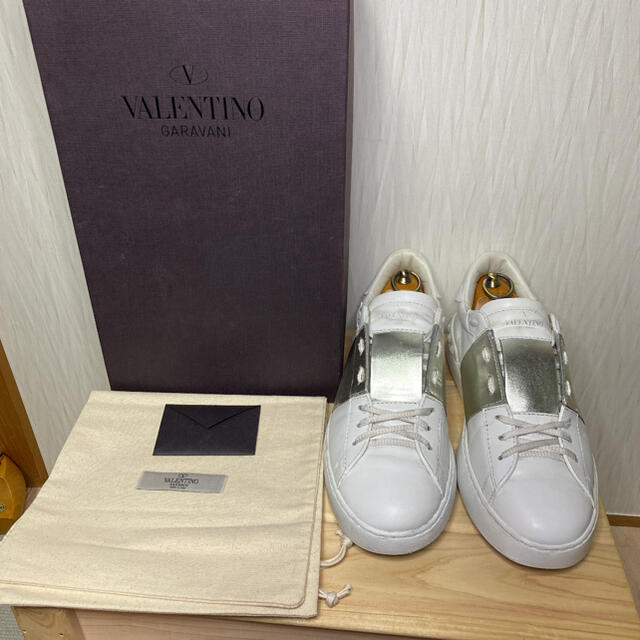 valentino garavani(ヴァレンティノガラヴァーニ)の【VALENTINO 美品】ホワイト×シルバー　27.5〜28.0 メンズの靴/シューズ(スニーカー)の商品写真