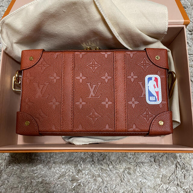 LOUIS VUITTON(ルイヴィトン)のルイヴィトン　NBA ソフトトランク メンズのバッグ(ショルダーバッグ)の商品写真