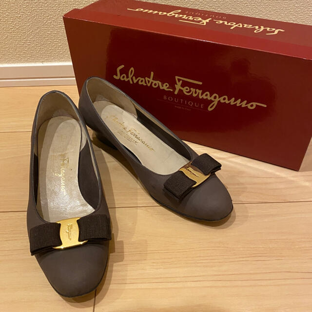 Salvatore Ferragamo(サルヴァトーレフェラガモ)のSalvatore Ferragamo ヴァラ パンプス ５1/2 C レディースの靴/シューズ(ハイヒール/パンプス)の商品写真