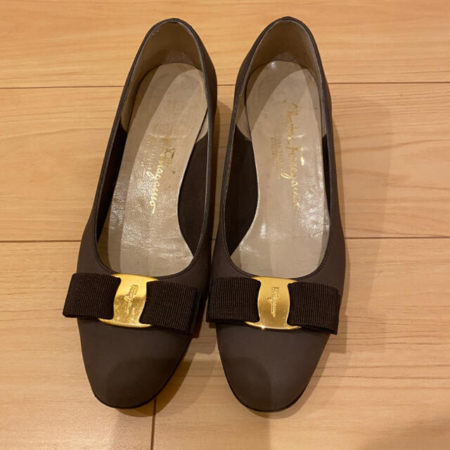 Salvatore Ferragamo(サルヴァトーレフェラガモ)のSalvatore Ferragamo ヴァラ パンプス ５1/2 C レディースの靴/シューズ(ハイヒール/パンプス)の商品写真