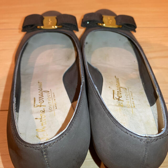 Salvatore Ferragamo(サルヴァトーレフェラガモ)のSalvatore Ferragamo ヴァラ パンプス ５1/2 C レディースの靴/シューズ(ハイヒール/パンプス)の商品写真