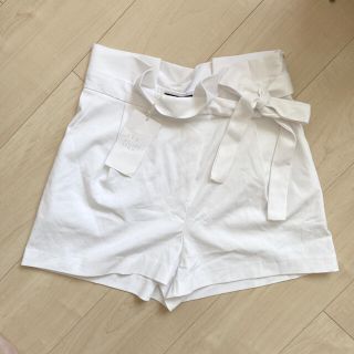 【新品未使用】zara ショートパンツ ホワイトパンツ ハイウエストパンツ(カジュアルパンツ)