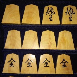 秀篁作・清安書・薩摩孔雀杢・黄楊将棋駒・内蓋付桐製平箱入り★紗季作★金蘭駒袋付き(囲碁/将棋)